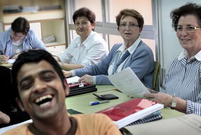 Alumnos de todas las edades de la Escuela de Personas Adultas (EPA) de Torrent, ayer.