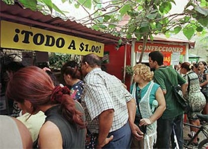 Cubanos en un mercadillo de la parte vieja de La Habana, en una imagen de archivo.