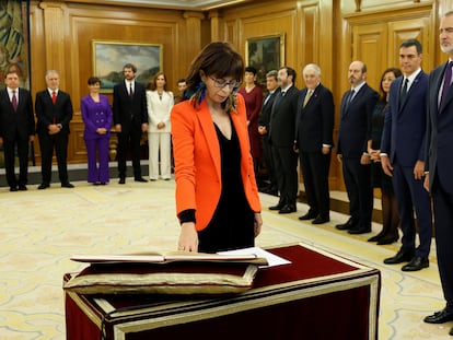 Newly appointed Minister for Equality, Ana Redondo takes an oath of office next to Spain's King Felipe and Prime Minister Pedro Sanchez during a ceremony at Zarzuela Palace in Madrid, Spain, November 21, 2023. Chema Moya/Pool via REUTERS