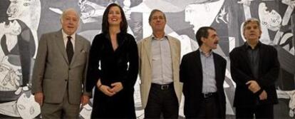 De izquierda a derecha, Eduardo Arroyo, Marina Saura, Félix de Azúa, Borja-Villel y Antonio Ramírez ante el <i>Guernica.</i>