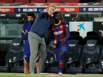 Koeman habla con Dembélé, en un partido del Barcelona en la pretemporada.