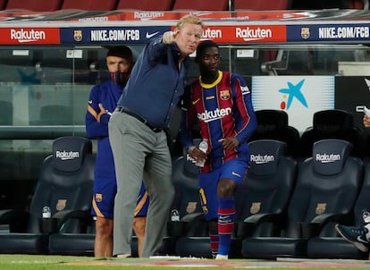 Koeman habla con Dembélé, en un partido del Barcelona en la pretemporada.