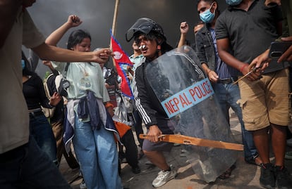 Un manifestante sujeta el escudo de la Policía de Nepal durante la manifestación en Katmandú (Nepal). 

