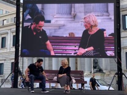 La exalcaldesa de Madrid y el director de cine Juan Antonio Bayona ensalzan el valor del voto.