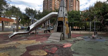 Desperfectos en el pavimento del parque de Mortadelo y Filemón.