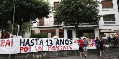 Pancarta de protesta contra la condena a los acusados, en Alsasua.