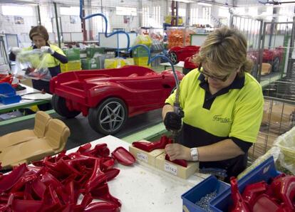 Dos mujeres trabajan en la planta de Famosa en Onil (Alicante)