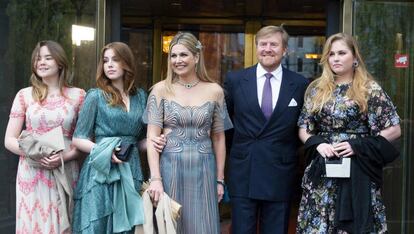 Máxima de Holanda, con su marido el rey Guillermo y sus tres hijas,  Amalia (derecha), Ariane y Alexia, la semana pasada cuando asistieron a un espectáculo en el el Carré de Ámsterdam.  