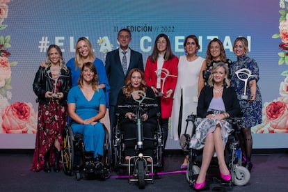 Laura Baena (la tercera, por arriba, desde la derecha), fundadora de Malasmadres, y Enrique Ordieres, presidente del Grupo Cinfa, junto a las cuatro madres ganadoras de la II edición de 'Ellas cuentan' y las embajadoras del club.