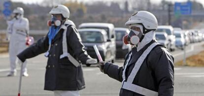 Agentes de policía con mascarilla durante la evacuación de las inmediaciones de la central