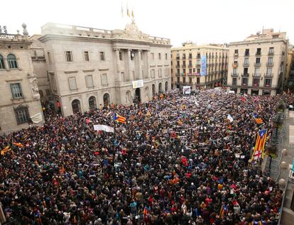 Durante la concentración frente al Ayuntamiento de Barcelona ha intervenido el vicepresidente de la ANC, Agustí Alcoberro, que ha celebrado esta primera concentración del día, que seguirá con concentraciones por la tarde. Y ha recordado que la gran movilización debe darse el sábado por la tarde en Barcelona: 'Por la Diada Nacional para libertad de los presos', ha reivindicado.