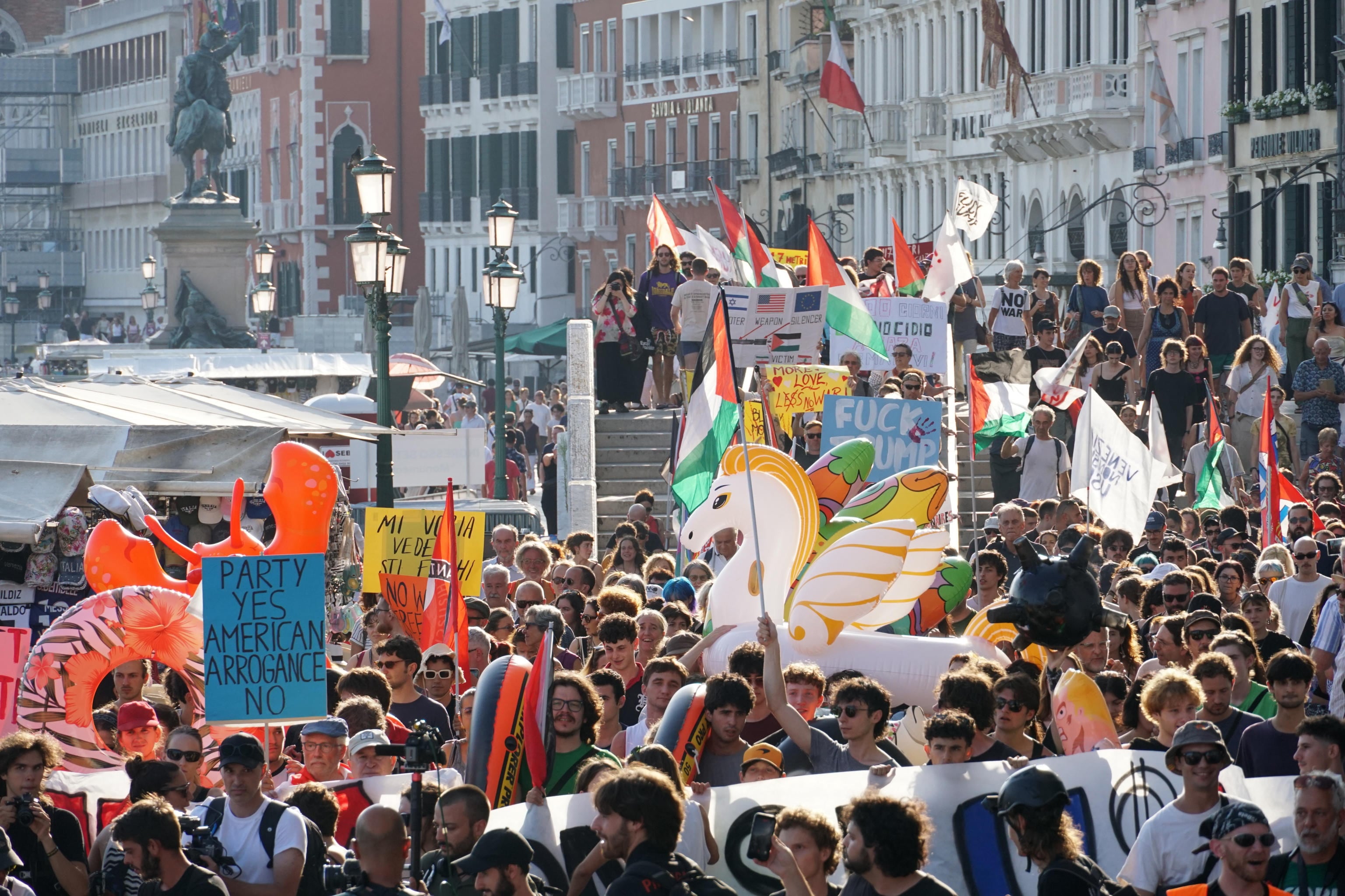 Protestas en Italia contra el crucero de lujo del embajador de EE UU para celebrar el 250º aniversario de su país