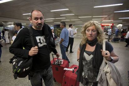 Turistas españoles desembarcan, hoy, en el aeropuerto de Sao Paulo.