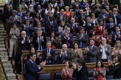 Pedro Sánchez, es aplaudido por la bancada socialista tras su última intervención.