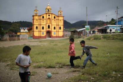 Niños juegan fútbol en Huehuetenango, Guatemala.