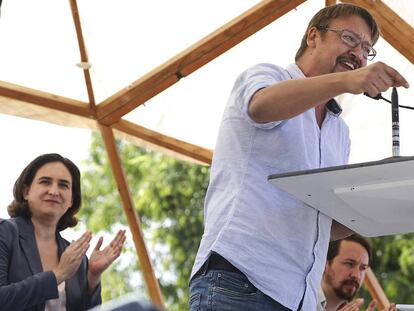 Xavier Domènech, coordinador de Catalunya en comú, junto a Ada Colau en el mitin de la Diada.