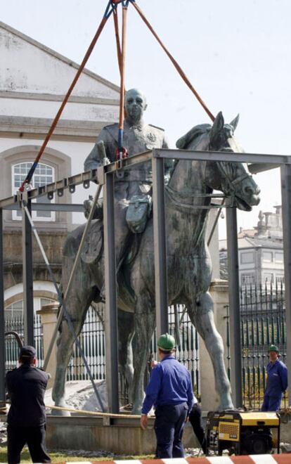 Traslado de la estatua ecuestre de Franco del patio del Arsenal Militar de Ferrol.