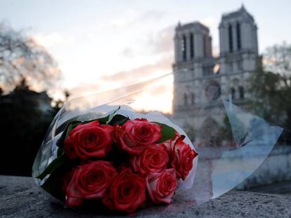 Un ramo de rosas, este miércoles frente a Notre Dame.