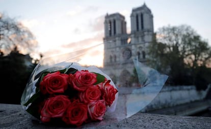 Un ramo de rosas, este miércoles frente a Notre Dame.