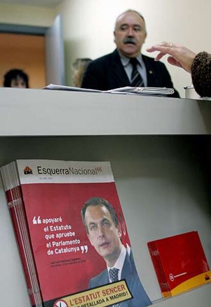 Carod, junto a un folleto sobre el Estatuto, en la sede de ERC.