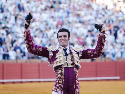 Emilio de Justo, con las dos orejas del tercer toro de la tarde.