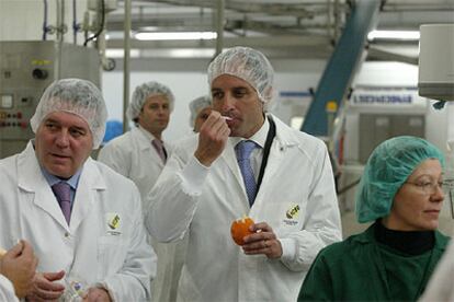 Guillermo Lamsfus, propietario de ICFC, junto a Francisco Camps, en la fábrica de helados de Alzira.