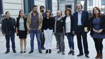 Los diputados de En Marea a su llegada al Congreso para asistir al debate de investidura de Mariano Rajoy.
