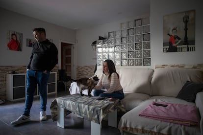 Lydia Pérez e Israel Pardal, el jueves en su casa de Cádiz.