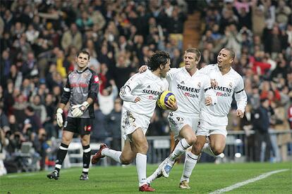 Beckham y Ronaldo felicitan a Raúl tras su gol, el primero del Real Madrid.