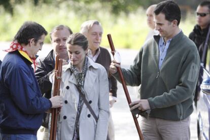 Feijóo entrega bastones de peregrino a los Príncipes de Asturias, junto a la iglesia de San Paio en Lavacolla.