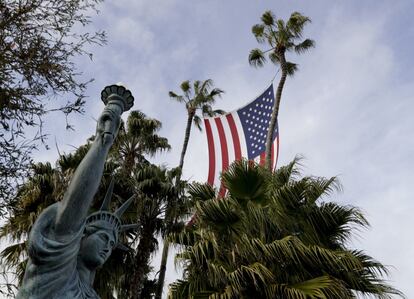 Una gran bandera estadounidense cuelga sobre un negocio en Huntington Beach (California). 