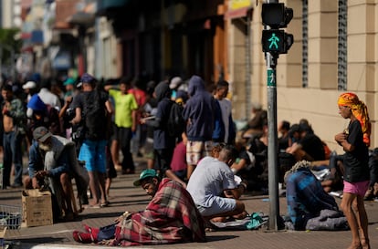 Personas instaladas en Cracolandia, en el centro de São Paulo, el 11 de mayo de 2022.