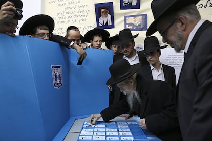 El índice histórico de participación ha caído en la última década y media por debajo del 70%. En los últimos comicios, hace sólo dos años, fue del 67,8%. En la imagen, ultra ortodoxos votan en Bnei Brak (Israel).