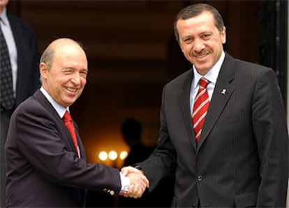 Simitis saluda a Erdogan, a su llegada hoy a Atenas.