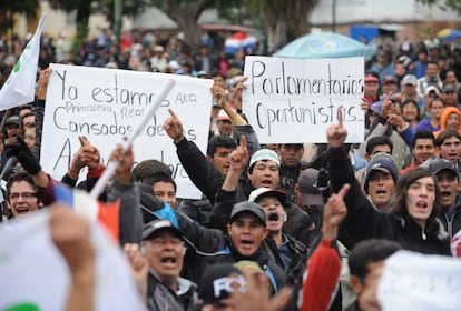 Partidarios del presidente, en las afueras del Senado con carteles de apoyo.