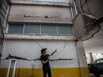 Miguel Rodríguez, 58, en el garaje de su edificio en Ciudad de México.