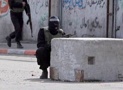 Un soldado palestino leal al presidente Mahmud Abás durante los enfrentamientos entre las milicias de Al Fatah y Hamas en Gaza.