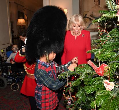 En Clarence House los adornos ya están por todas partes. Camila de Corbualles fue la anfitriona la semana pasada de la fiesta navideña infantil que celebra cada año para niños enfermos.