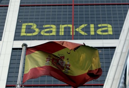 Una bandera de Espa&ntilde;a ondea ante la sede de Bankia en Madrid. EFE/Archivo