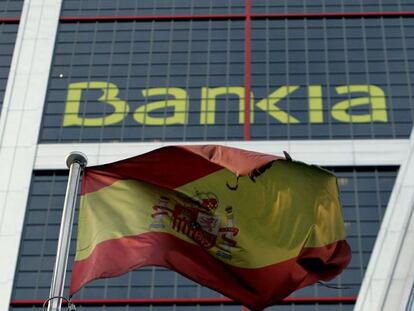 Una bandera de Espa&ntilde;a ondea ante la sede de Bankia en Madrid. EFE/Archivo