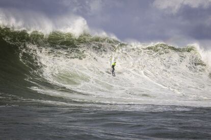 No solo en Portugal se han dado cita estos días los mejores surfistas de olas grandes. En Getxo, Vizcaya, el jueves se celebró una de las pruebas del circuito mundial de la modalidad. Concretamente, en el 'spot' de Punta Galea. El local Natxo Gonzalez, en la imagen, que acudió al evento invitado por la organización, se convirtió en el héroe del día al colarse en la final tras sellar una ola de 10, que es la máxima puntación posible. Pero no logró repetir el éxito en la última de las mangas.