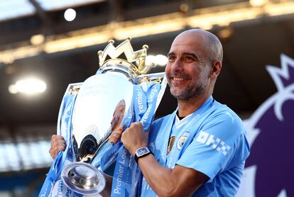 Pep Guardiola posa con el trofeo de la Premier League.