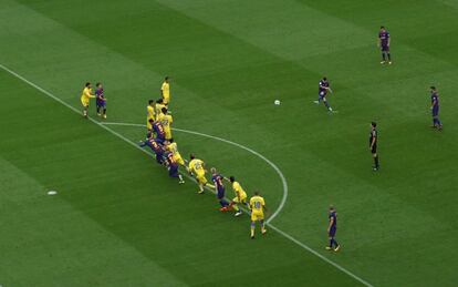 El jugador del Barcelona Leo Messi lanza una falta durante el partido.