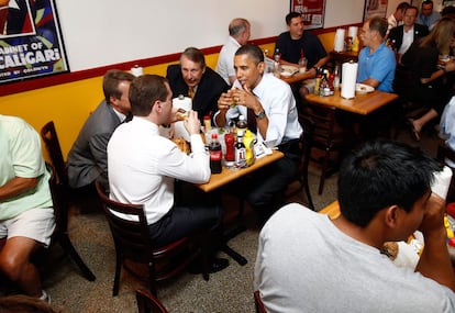 Mientras los presidentes comían las hamburguesas, dos hombres traducían la conversación, sin comida de por medio.