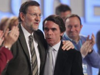 Rajoy y Aznar, tras la intervenci&oacute;n del expresidente.