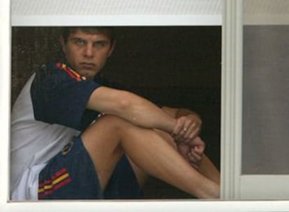 Joaquín, en la ventana de su habitación en Ulsan, espera el viaje de vuelta de la selección española.