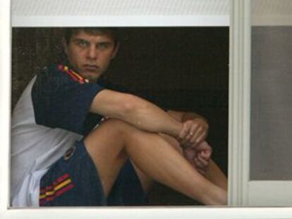 Joaquín, en la ventana de su habitación en Ulsan, espera el viaje de vuelta de la selección española.