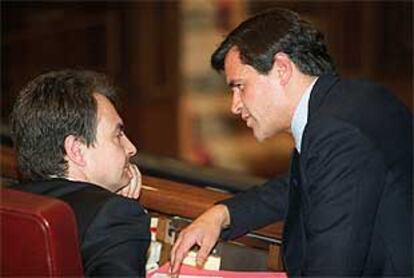 José Luis Rodríguez Zapatero y Juan Fernando López Aguilar, ayer en el Congreso.