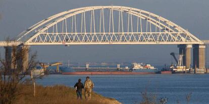 Um cargueiro russo bloqueia neste domingo a passagem de barcos no estreito de Kersch, embaixo da ponte que liga a Rússia com a Crimeia.