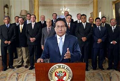 El presidente de Perú, Alejandro Toledo, acompañado de sus ministros, el pasado domingo en Lima. 

/ EFE